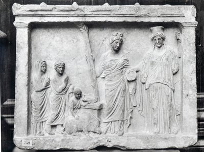 Mann, Frau und Kind vor einem Altar, die eine Sau als Opfer für Demeter und Kore darbringen von Praxiteles